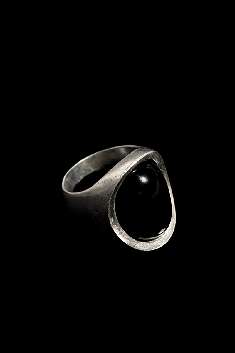 Onyx cabochon ring