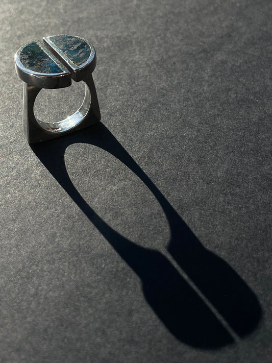 Trapeze ring with split azurite face