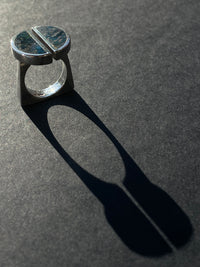 Trapeze ring with split azurite face