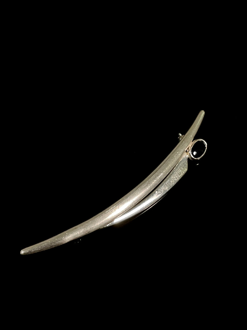 Arc onyx brooch