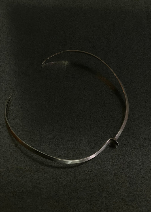 Minimalist torque with closed sculptural form