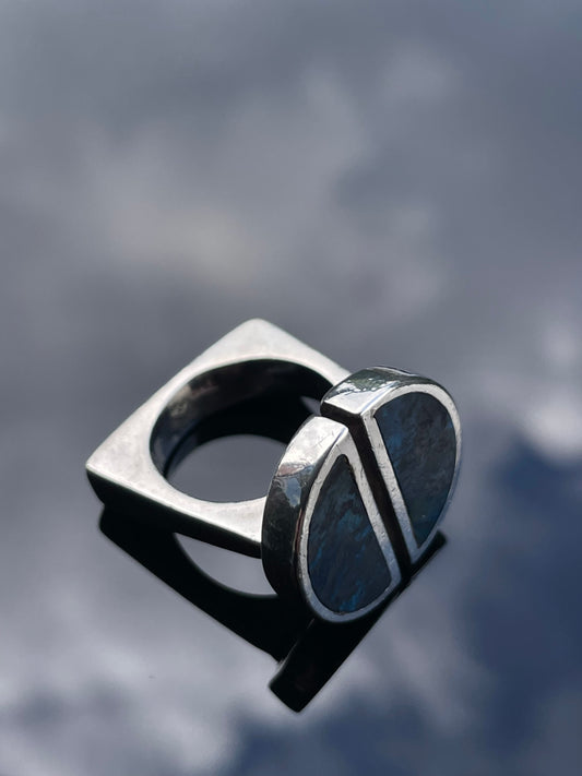Trapeze ring with split azurite face