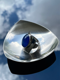 Ring with sculpted abstract face