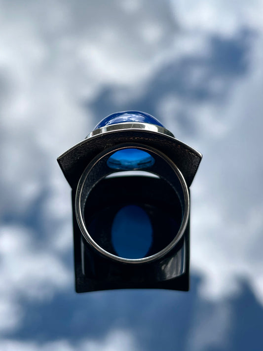 Ring with sculpted abstract face