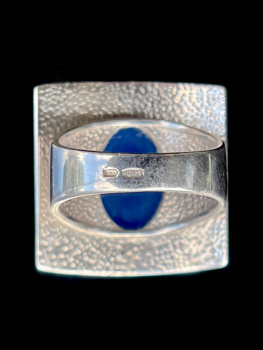 Ring with sculpted abstract face