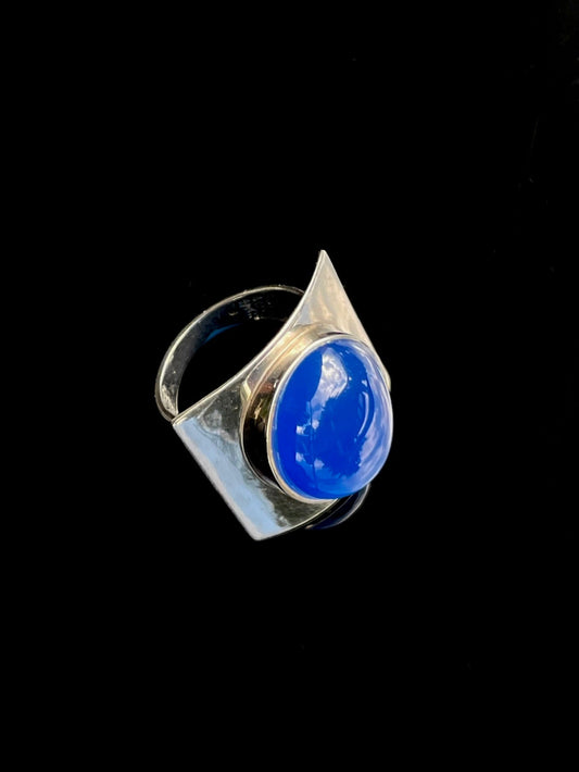 Ring with sculpted abstract face
