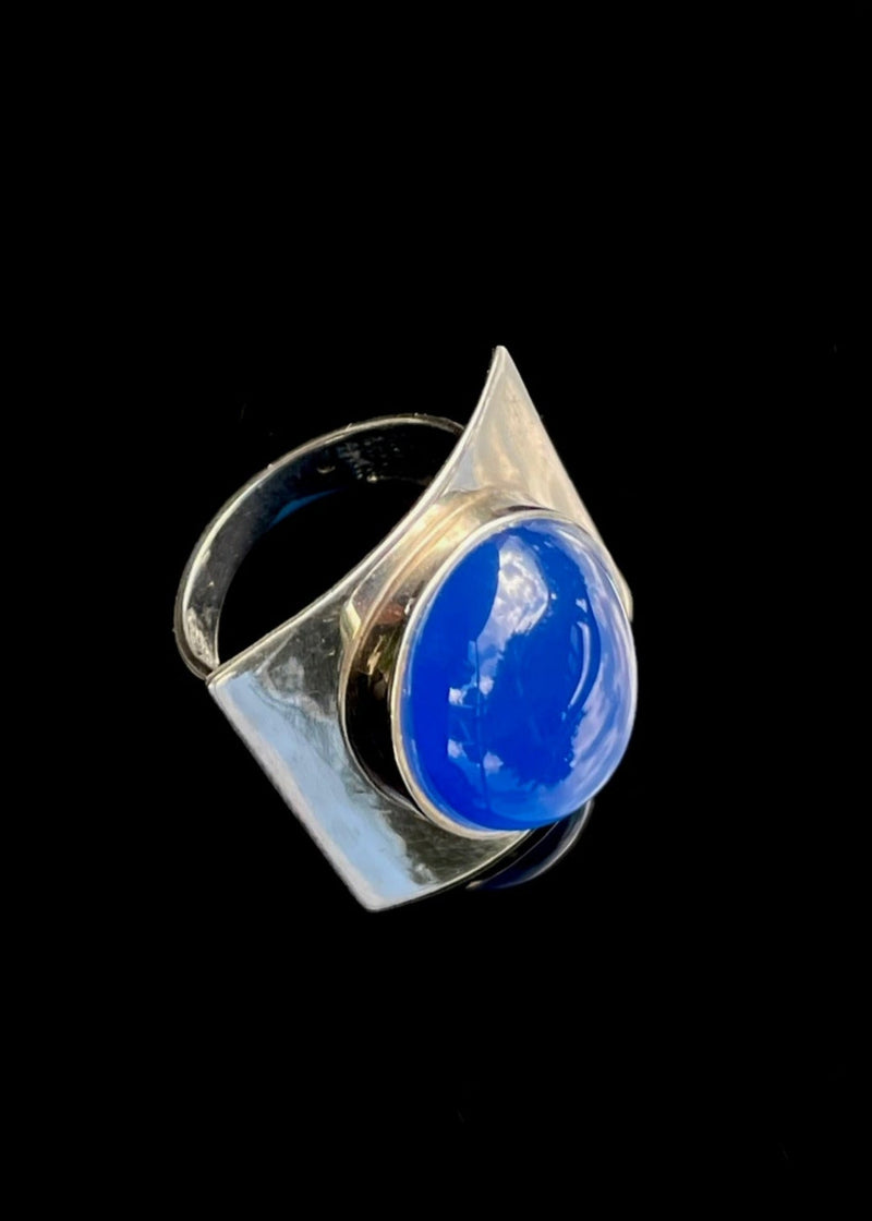 Ring set with blue cabochon