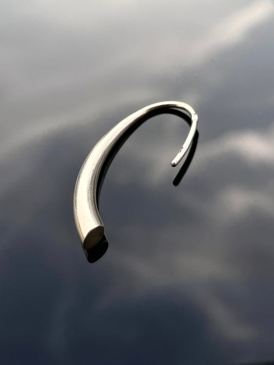 Minimalist curved earrings