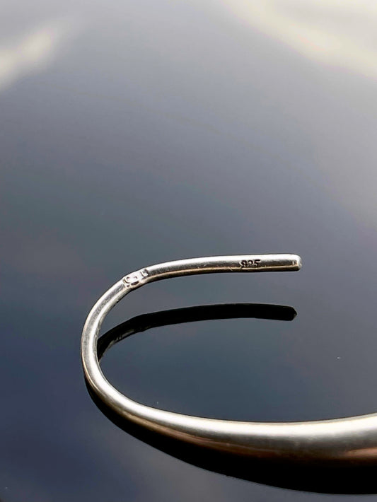 Minimalist curved earrings