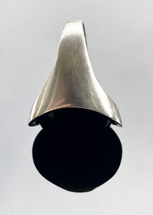 Onyx cabochon ring